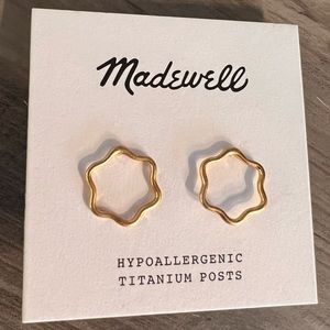 MADEWELL gold flower outline stud earrings